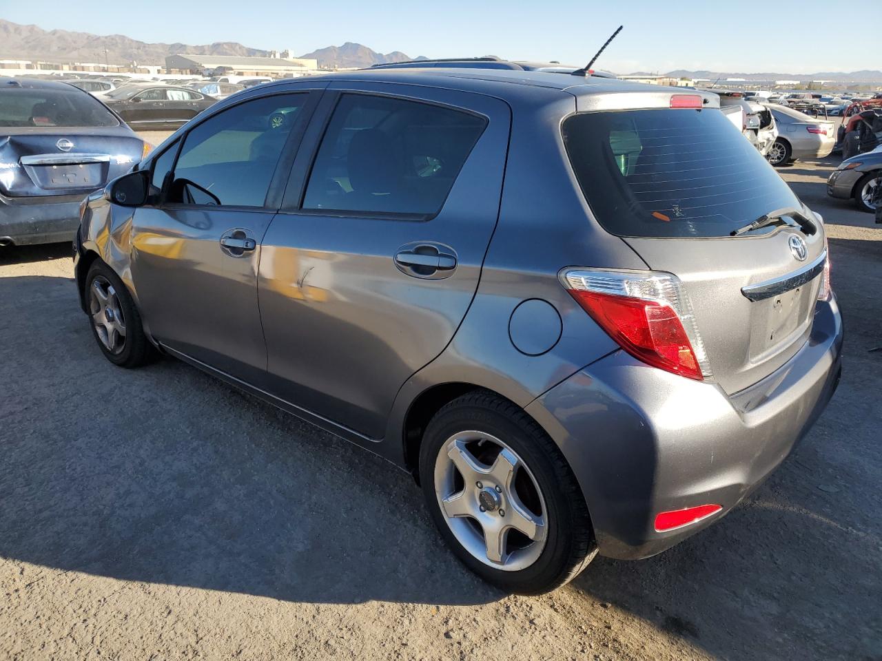 Obraz 2 z 2013 TOYOTA YARIS  2013 z VIN JTDKTUD30DD555136