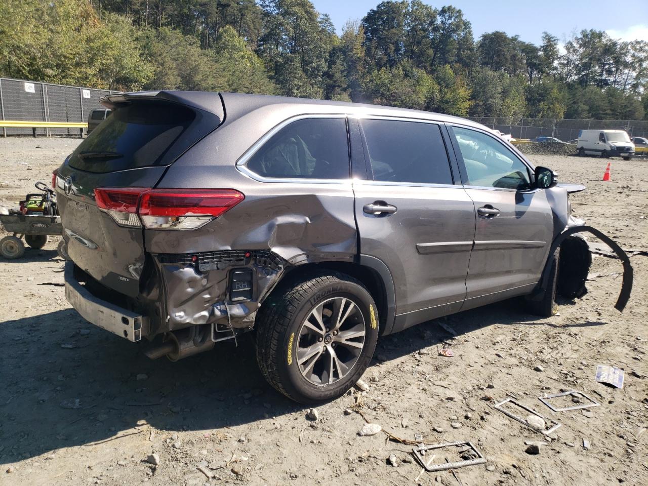 Image 3 of 2019 TOYOTA HIGHLANDER LE 2019 with VIN 5TDBZRFH5KS941086