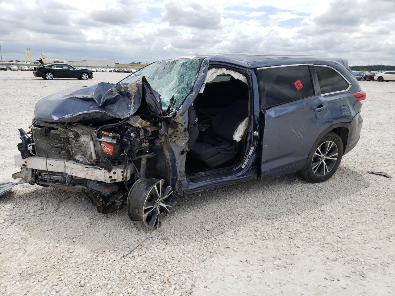 Image 1 of 2018 TOYOTA HIGHLANDER LE 2018 with VIN 5TDZARFH9JS036421