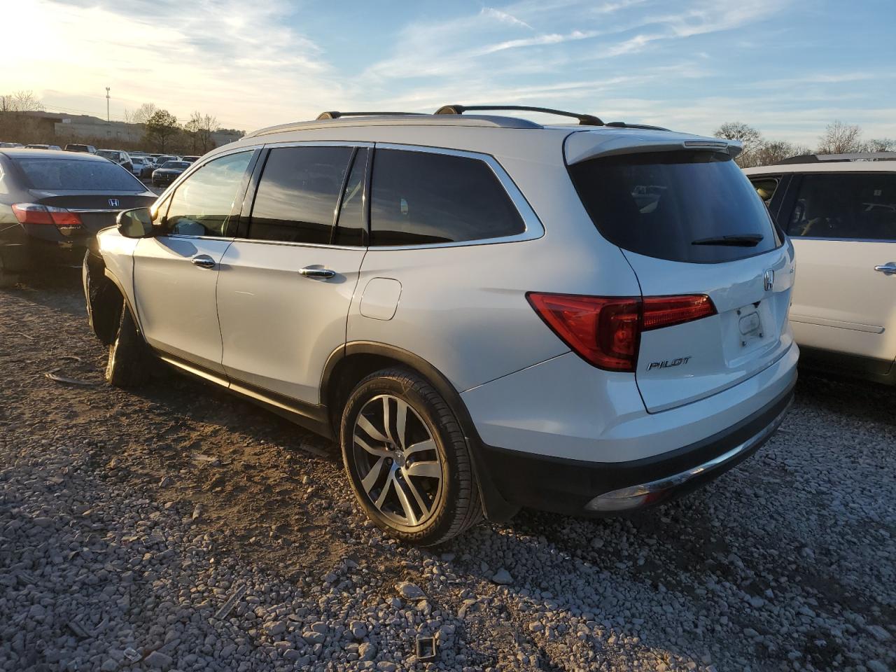 Obraz 2 z 2017 HONDA PILOT TOURING 2017 z VIN 5FNYF5H92HB033354