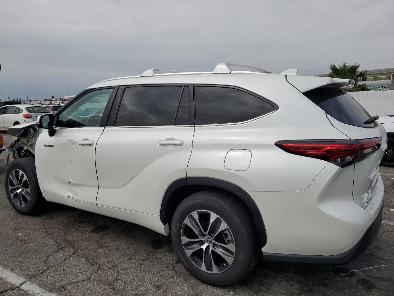 Obraz 2 z 2020 TOYOTA HIGHLANDER HYBRID XLE 2020 z VIN 5TDGARAH3LS501955