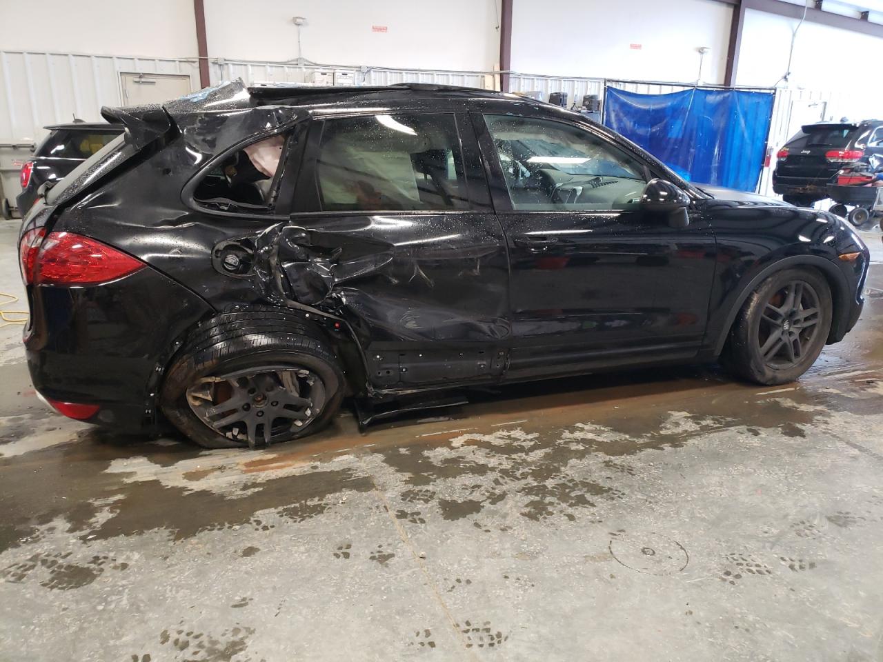 Image 3 of Porsche Cayenne S 2014 with VIN WP1AB2A21ELA56432