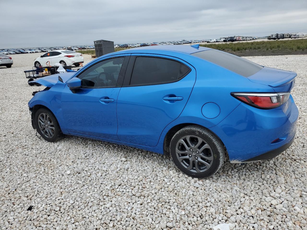 Obraz 2 z 2019 TOYOTA YARIS L 2019 z VIN 3MYDLBYV6KY521772