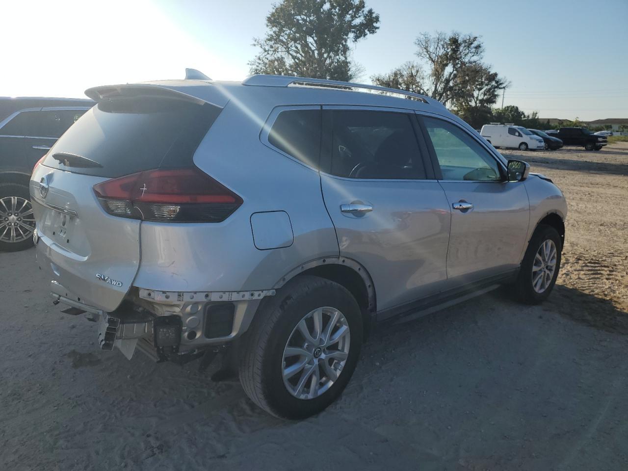 Image 3 of Nissan Rogue S 2017 with VIN KNMAT2MV2HP587415