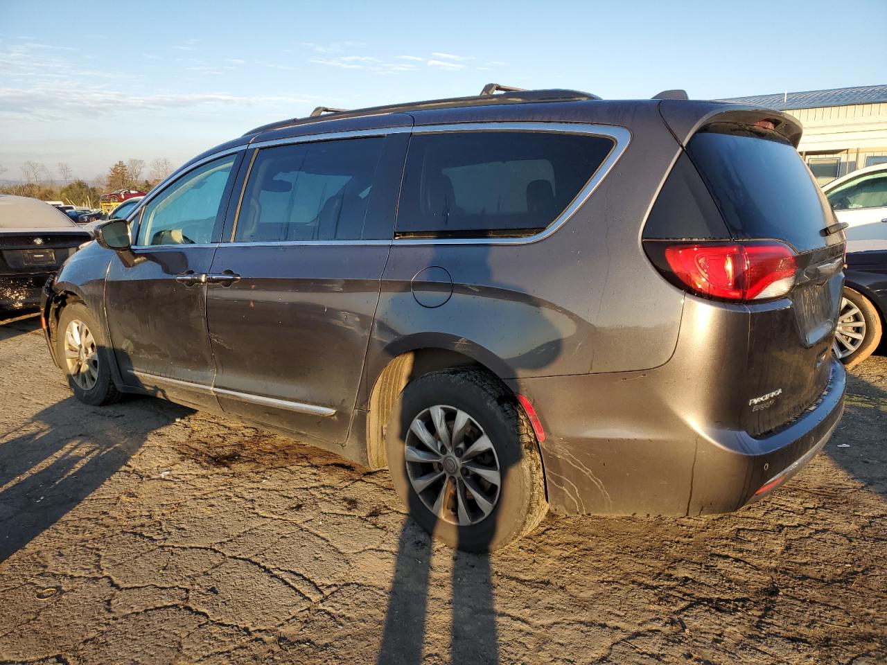 Изображение 2 2017 CHRYSLER PACIFICA TOURING L 2017 с VIN 2C4RC1BG1HR569309