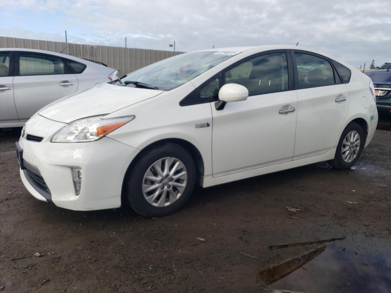 Image 1 of 2015 TOYOTA PRIUS PLUG-IN  2015 with VIN JTDKN3DP2F3068780