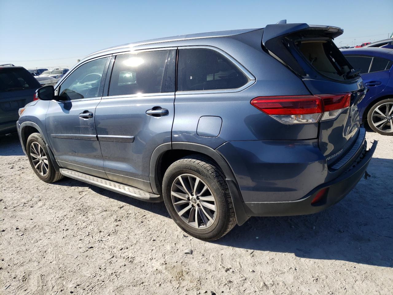 Obraz 2 z 2019 TOYOTA HIGHLANDER SE 2019 z VIN 5TDKZRFH0KS289123