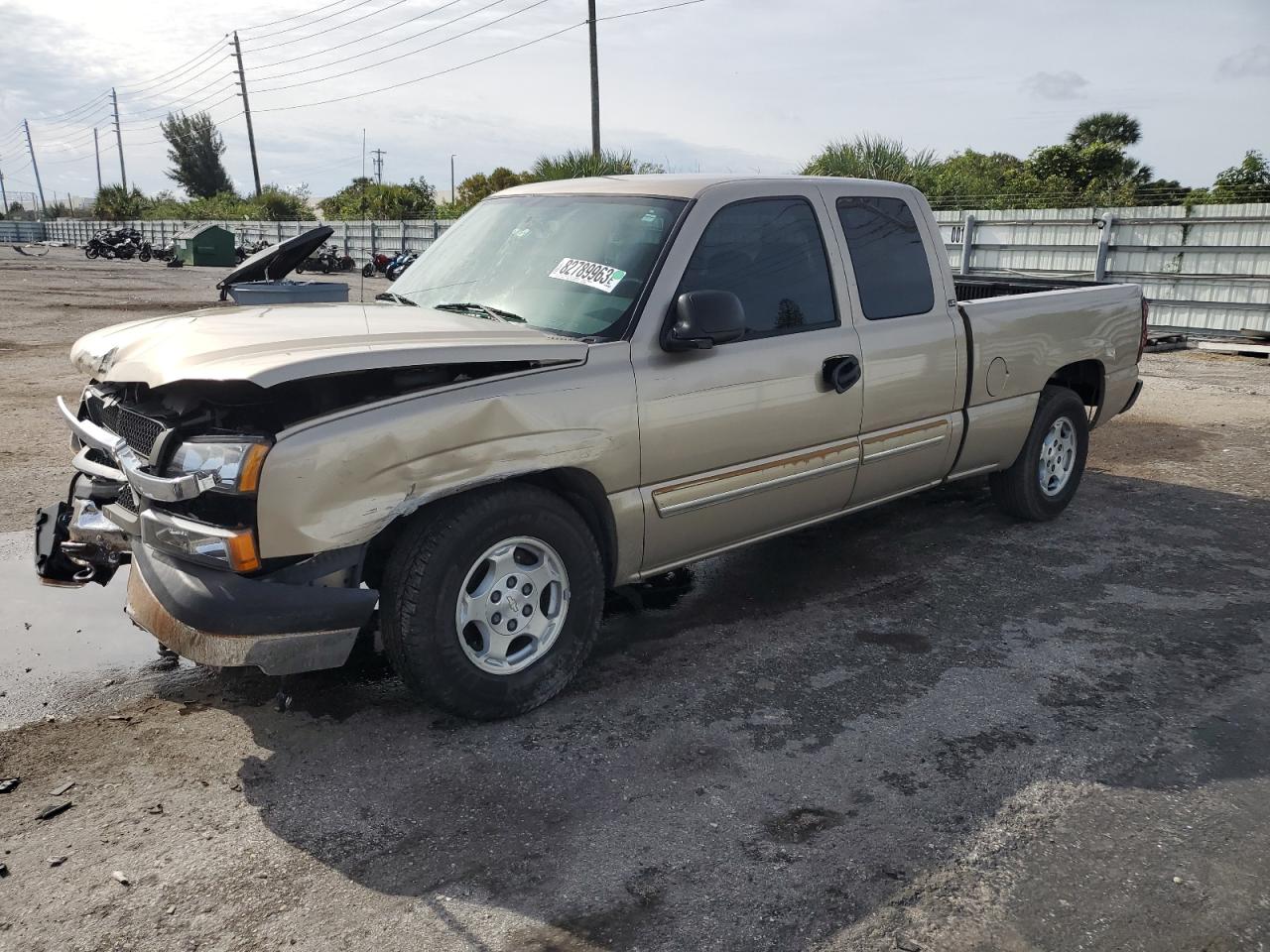Image 1 of 2004 CHEVROLET SILVERADO C1500 2004 with VIN 2GCEC19T541207056