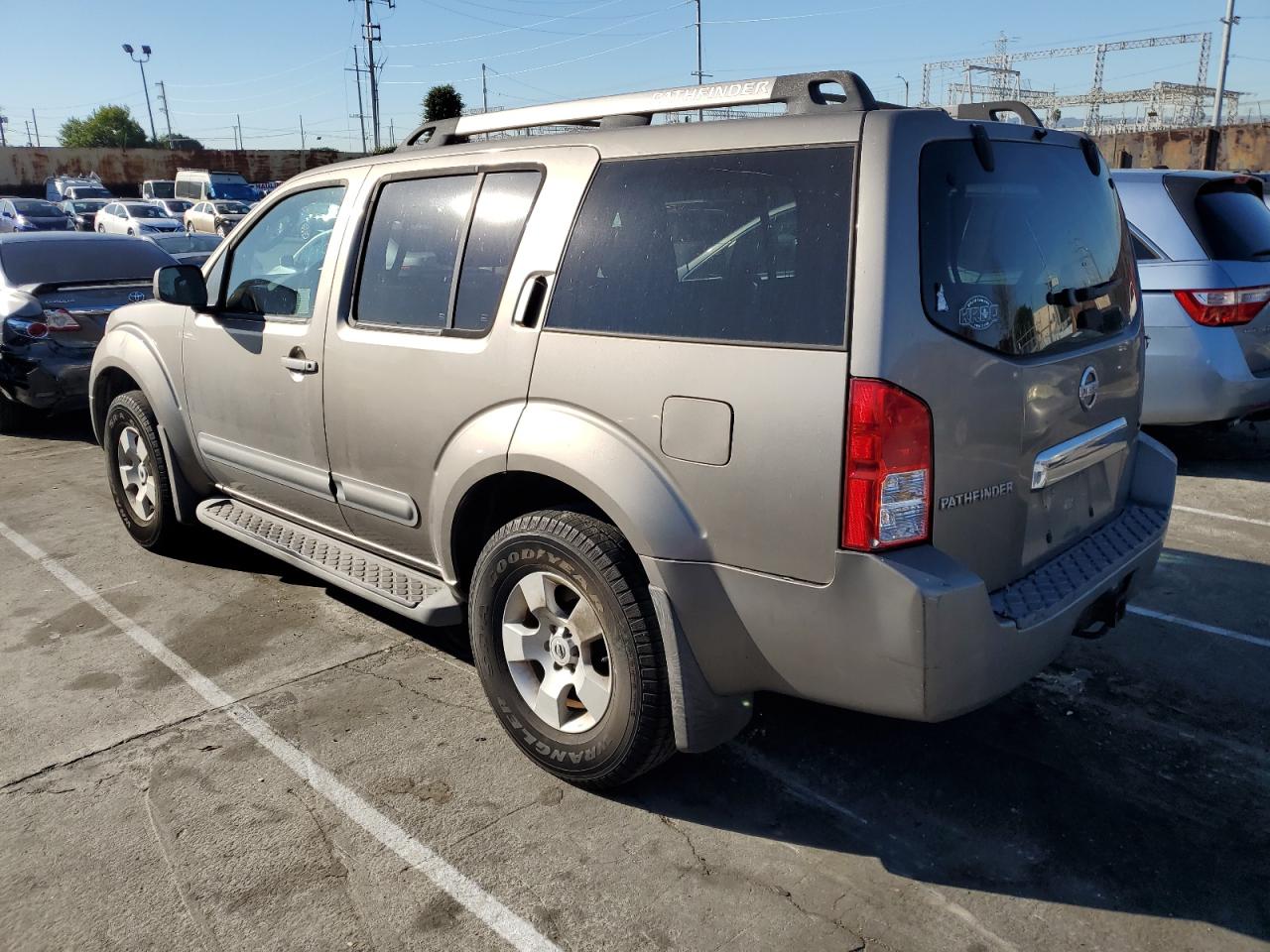Obraz 2 z 2004 NISSAN PATHFINDER LE 2004 z VIN 5N1AR18U65C705779