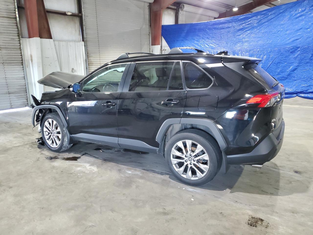 Изображение 2 2021 TOYOTA RAV4 XLE PREMIUM 2021 с VIN 2T3A1RFV2MC165818