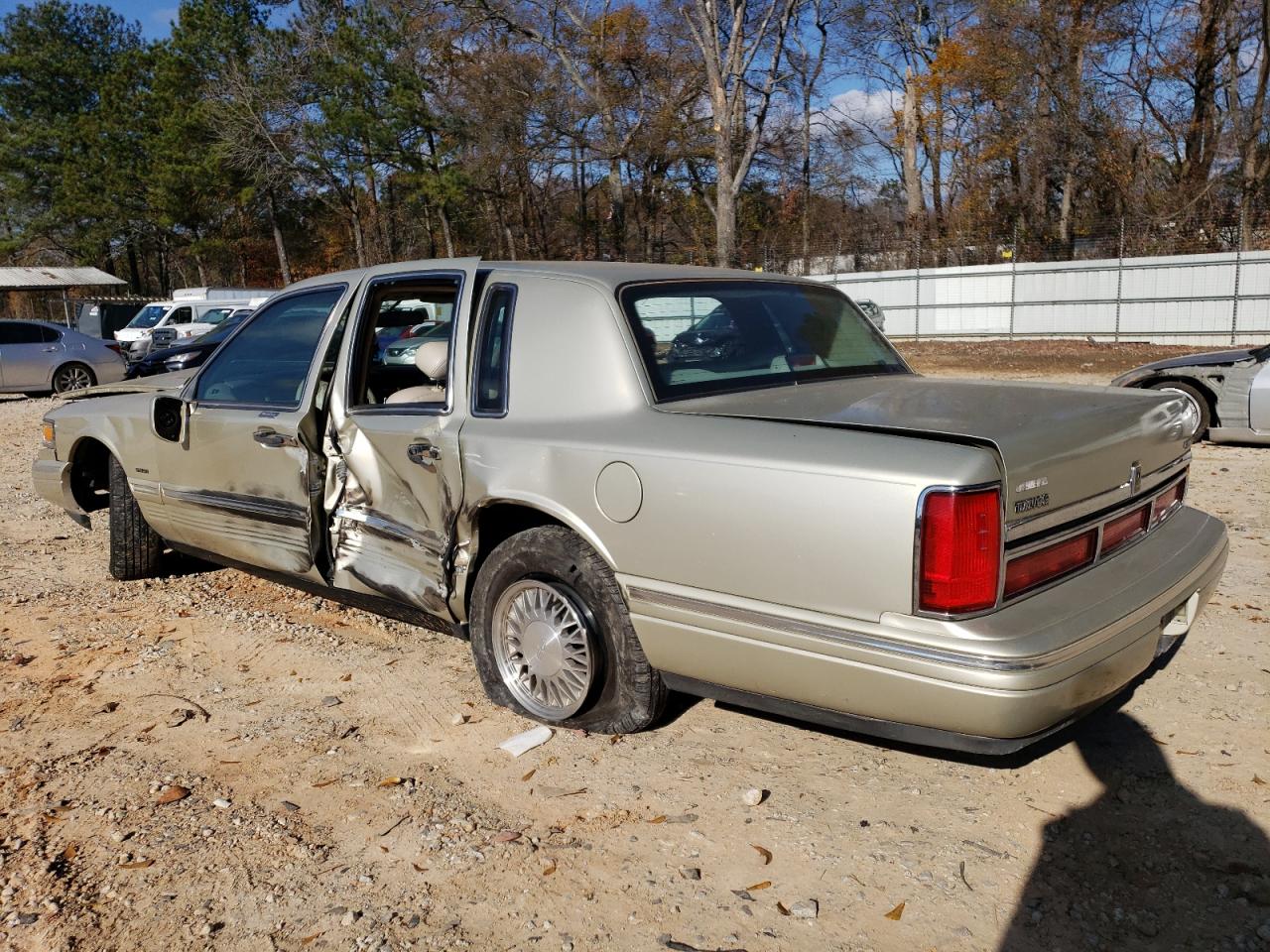 Image 2 of 1997 LINCOLN TOWN CAR SIGNATURE 1997 with VIN 1LNLM82W8VY752132