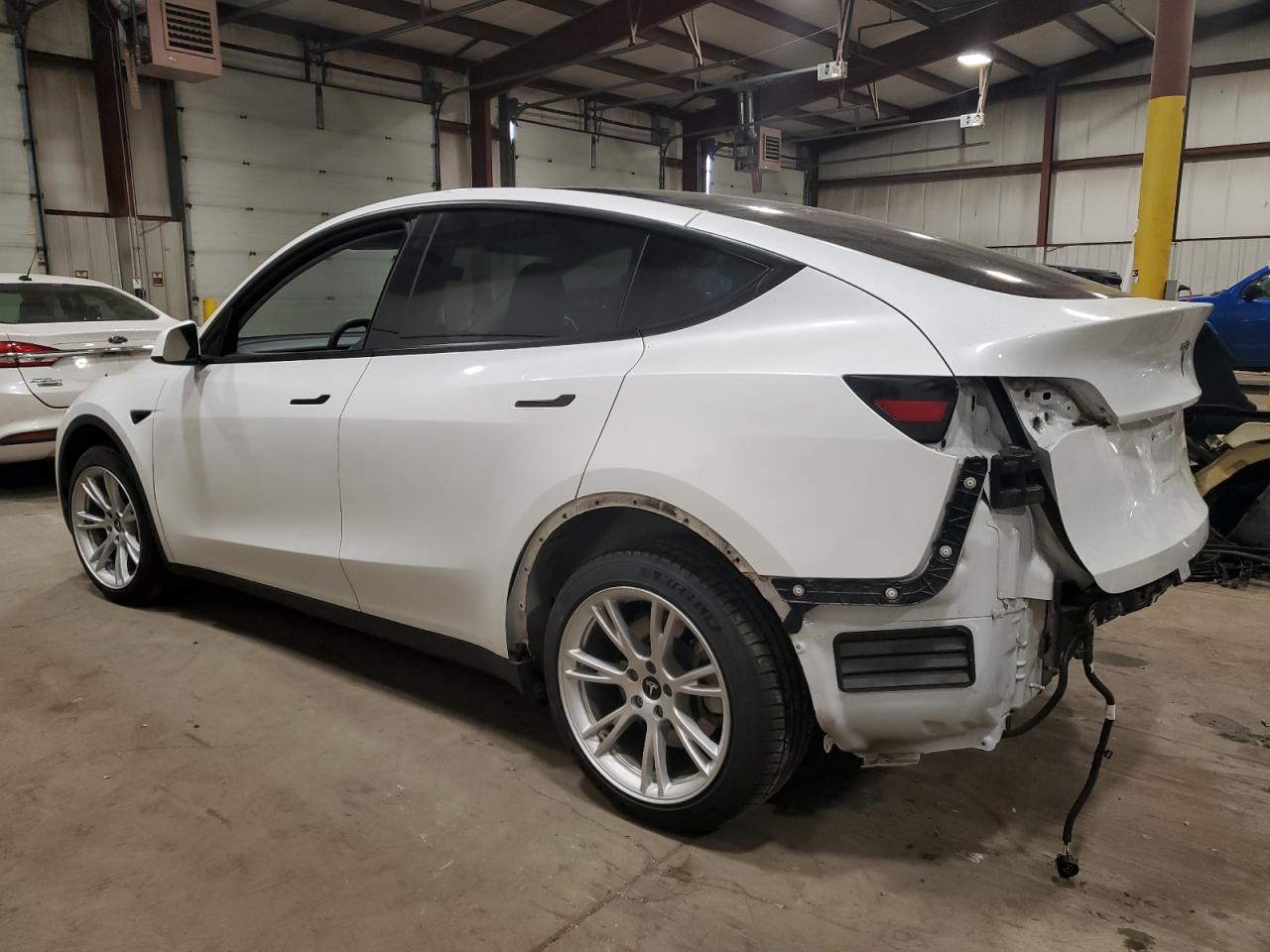 Изображение 2 2022 TESLA MODEL Y  2022 с VIN 7SAYGDEEXNF307942