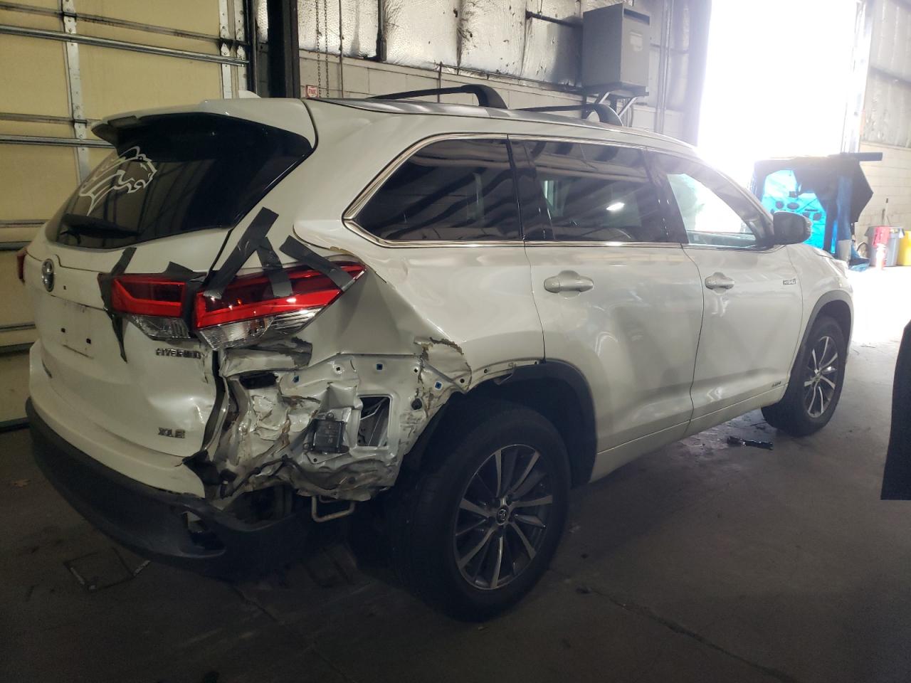 Image 3 of 2018 TOYOTA HIGHLANDER HYBRID 2018 with VIN 5TDJGRFH7JS039670