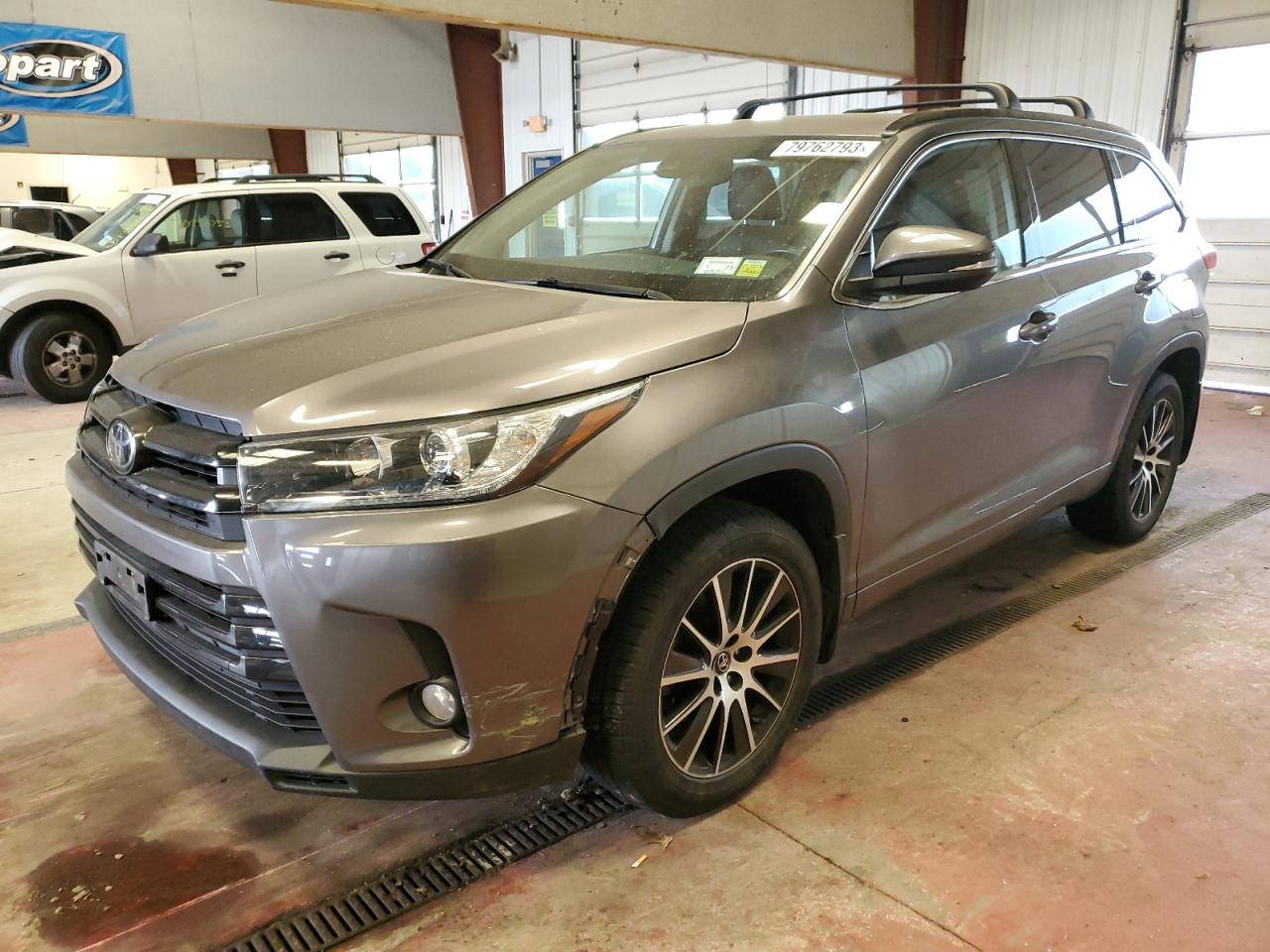 Image 1 of 2018 TOYOTA HIGHLANDER SE 2018 with VIN 5TDJZRFHXJS554589