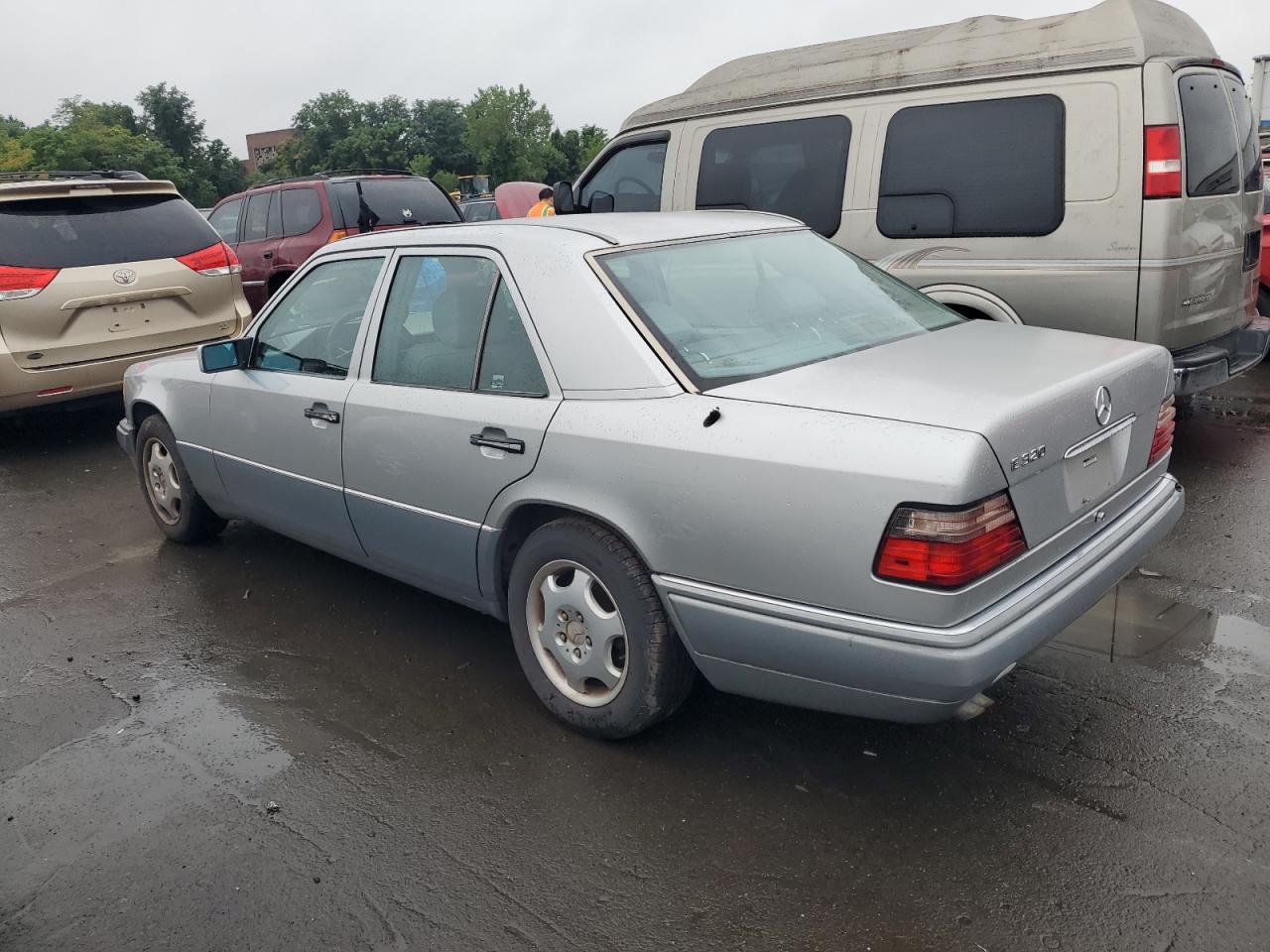 Obraz 2 z 1995 MERCEDES-BENZ E 320 BASE 1995 z VIN WDBEA32EXSC256868