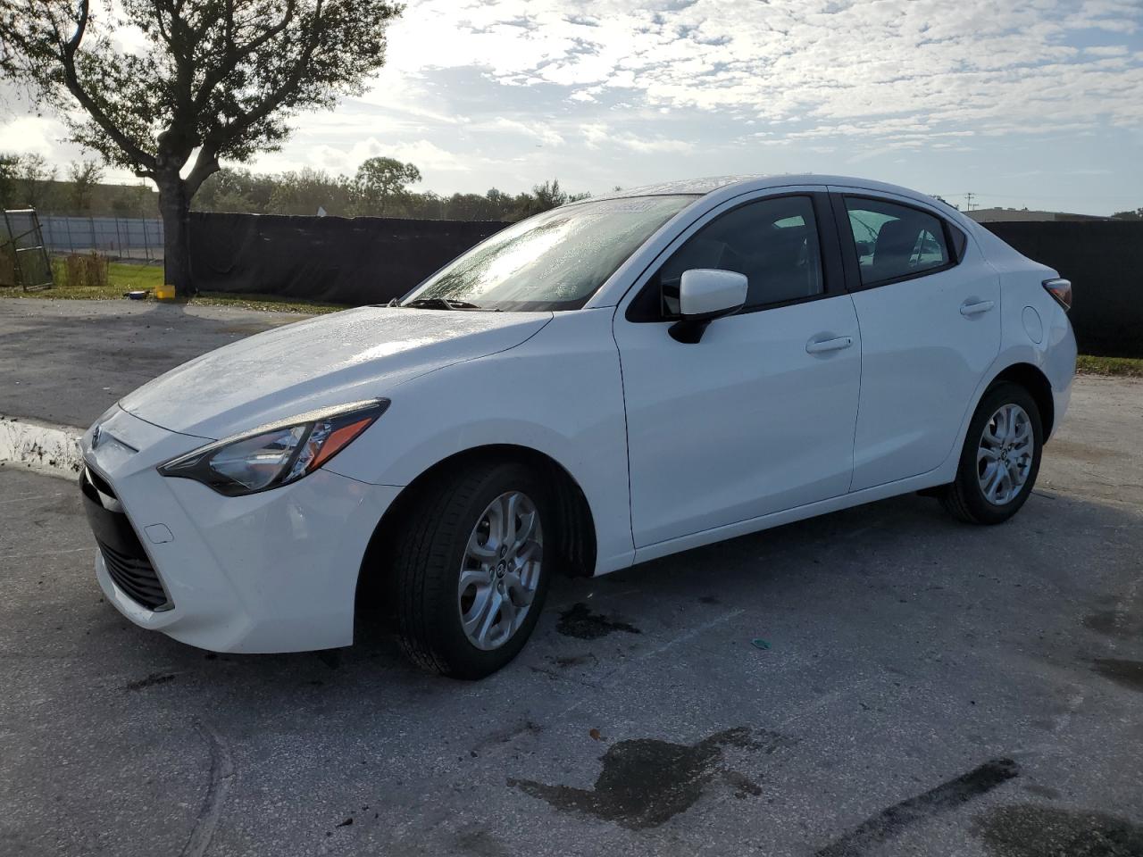 Obraz 1 z 2018 TOYOTA YARIS IA  2018 z VIN 3MYDLBYV2JY329263