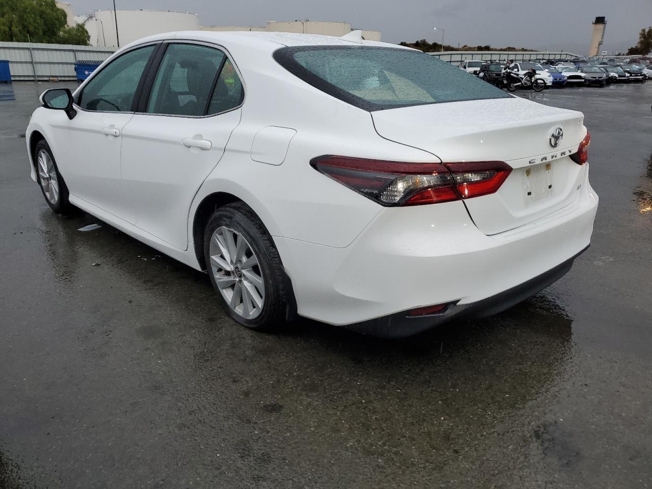 Изображение 2 2022 TOYOTA CAMRY LE 2022 с VIN 4T1C11AK5NU687987