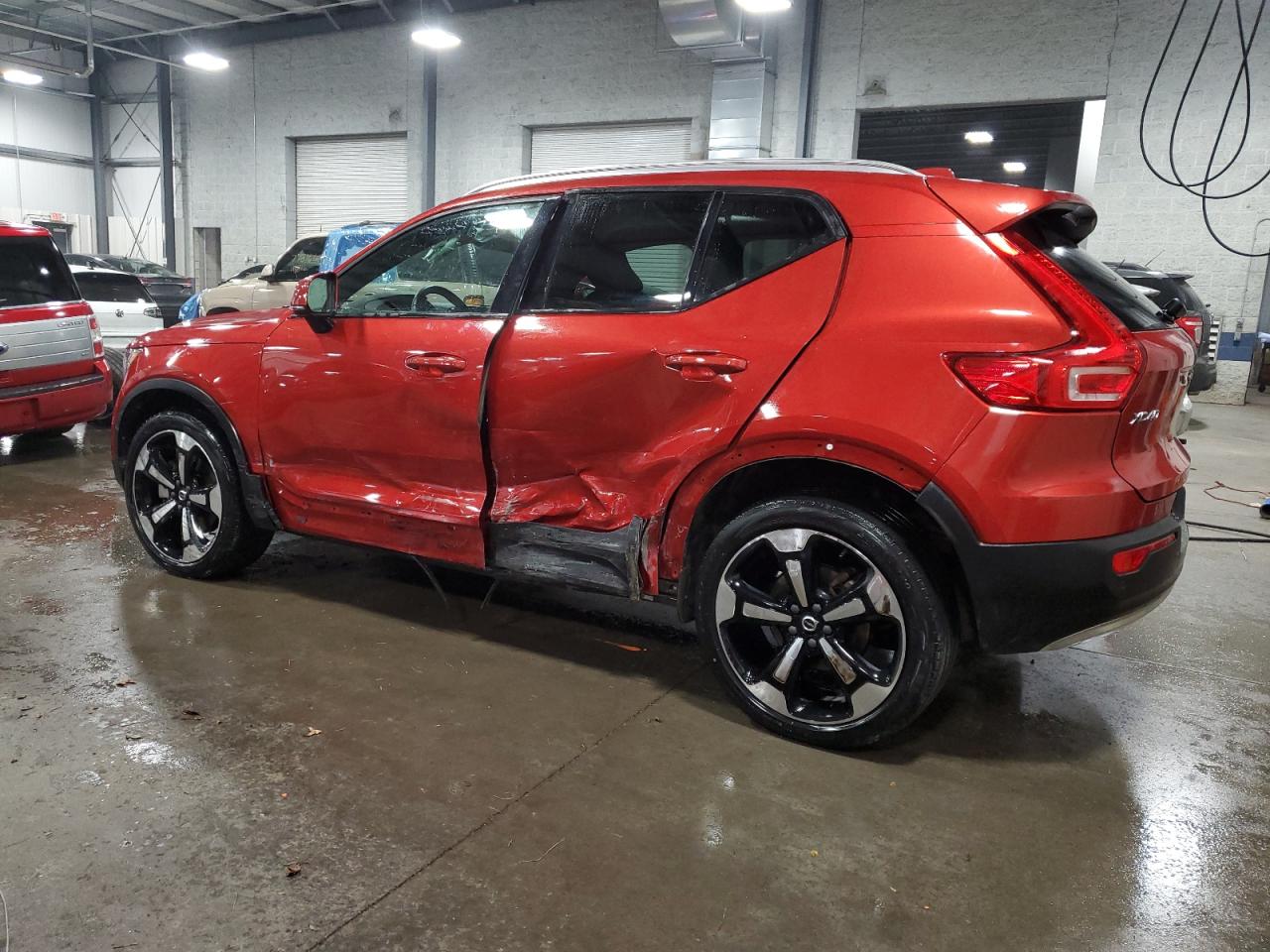 Изображение 2 2020 VOLVO XC40 T5 MOMENTUM 2020 с VIN YV4162UK1L2263078