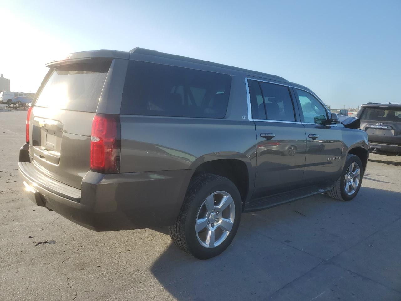 Изображение 3 2016 CHEVROLET SUBURBAN C1500 LT 2016 с VIN 1GNSCHKC6GR429792