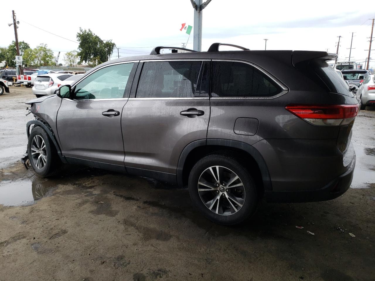 Image 2 of 2019 TOYOTA HIGHLANDER LE 2019 with VIN 5TDZARFH8KS055043