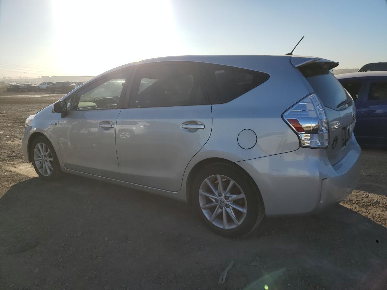 Obraz 2 z 2014 TOYOTA PRIUS V  2014 z VIN JTDZN3EU7EJ001413