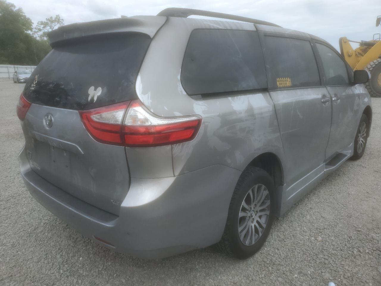 Image 3 of 2018 TOYOTA SIENNA XLE 2018 with VIN 5TDYZ3DC0JS922510
