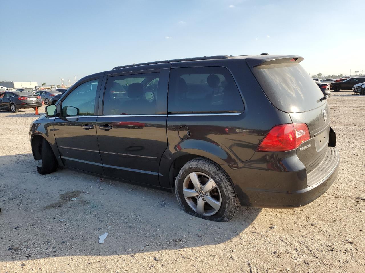 Image 2 of 2011 VOLKSWAGEN ROUTAN SE 2011 with VIN 2V4RW3DGXBR670328