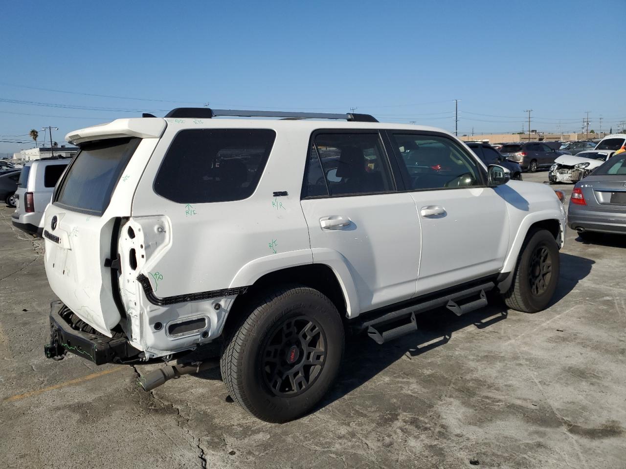 Obraz 3 z 2022 TOYOTA 4RUNNER SR5 2022 z VIN JTEFU5JR6N5262491