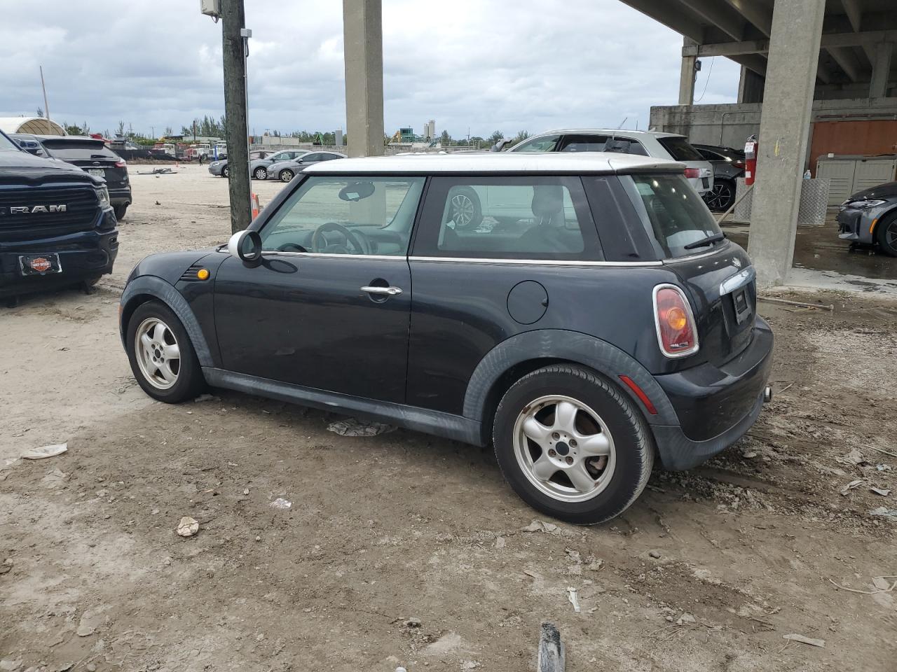 Изображение 2 2007 MINI COOPER  2007 с VIN WMWMF335X7TT52954