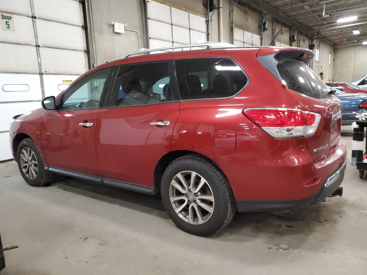 Изображение 2 2015 NISSAN PATHFINDER S 2015 с VIN 5N1AR2MM2FC657372