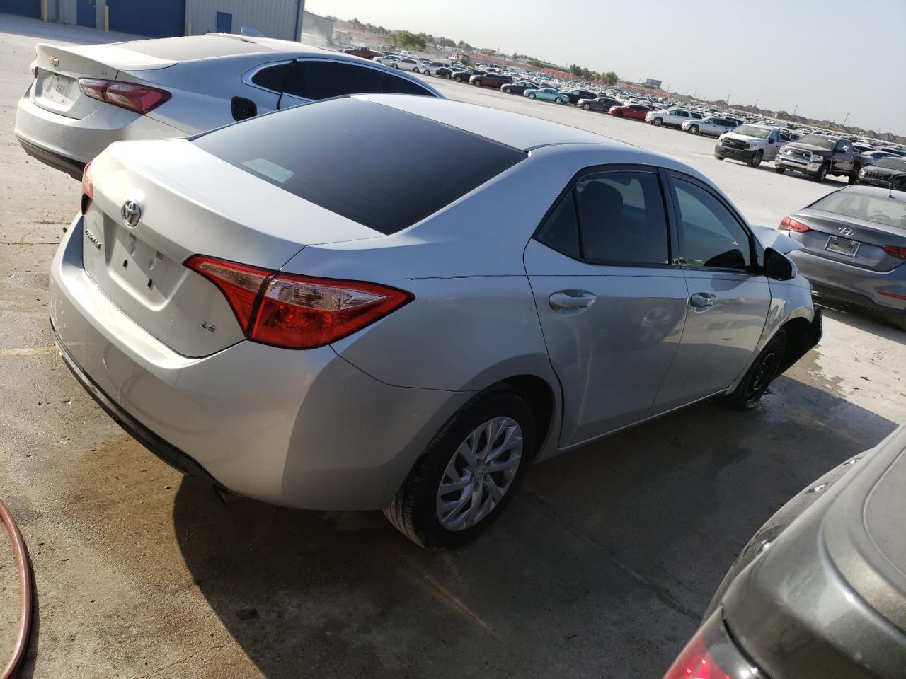 Изображение 3 2018 TOYOTA COROLLA L 2018 с VIN 5YFBURHE5JP835570