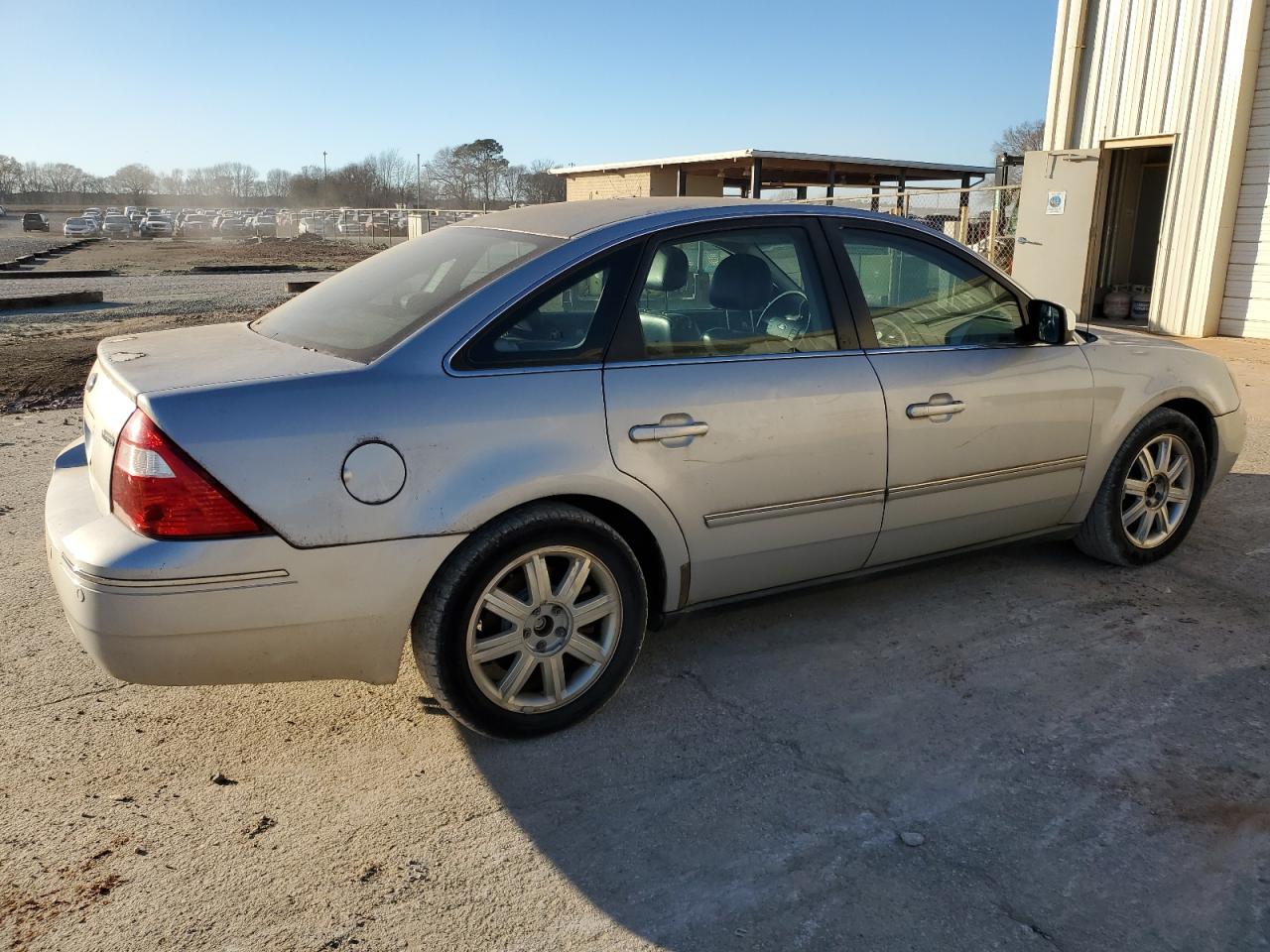 Image 3 of 2005 FORD FIVE HUNDRED LIMITED 2005 with VIN 1FAFP25165G187302