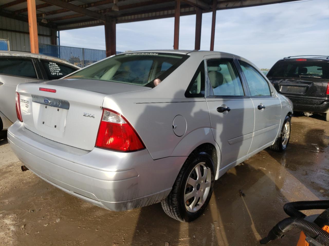Image 3 of 2005 FORD FOCUS ZX4 2005 with VIN 1FAFP34NX5W252913
