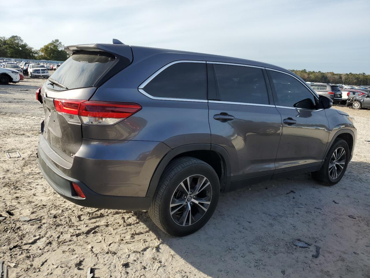 Obraz 3 z 2019 TOYOTA HIGHLANDER LE 2019 z VIN 5TDZZRFH2KS357548