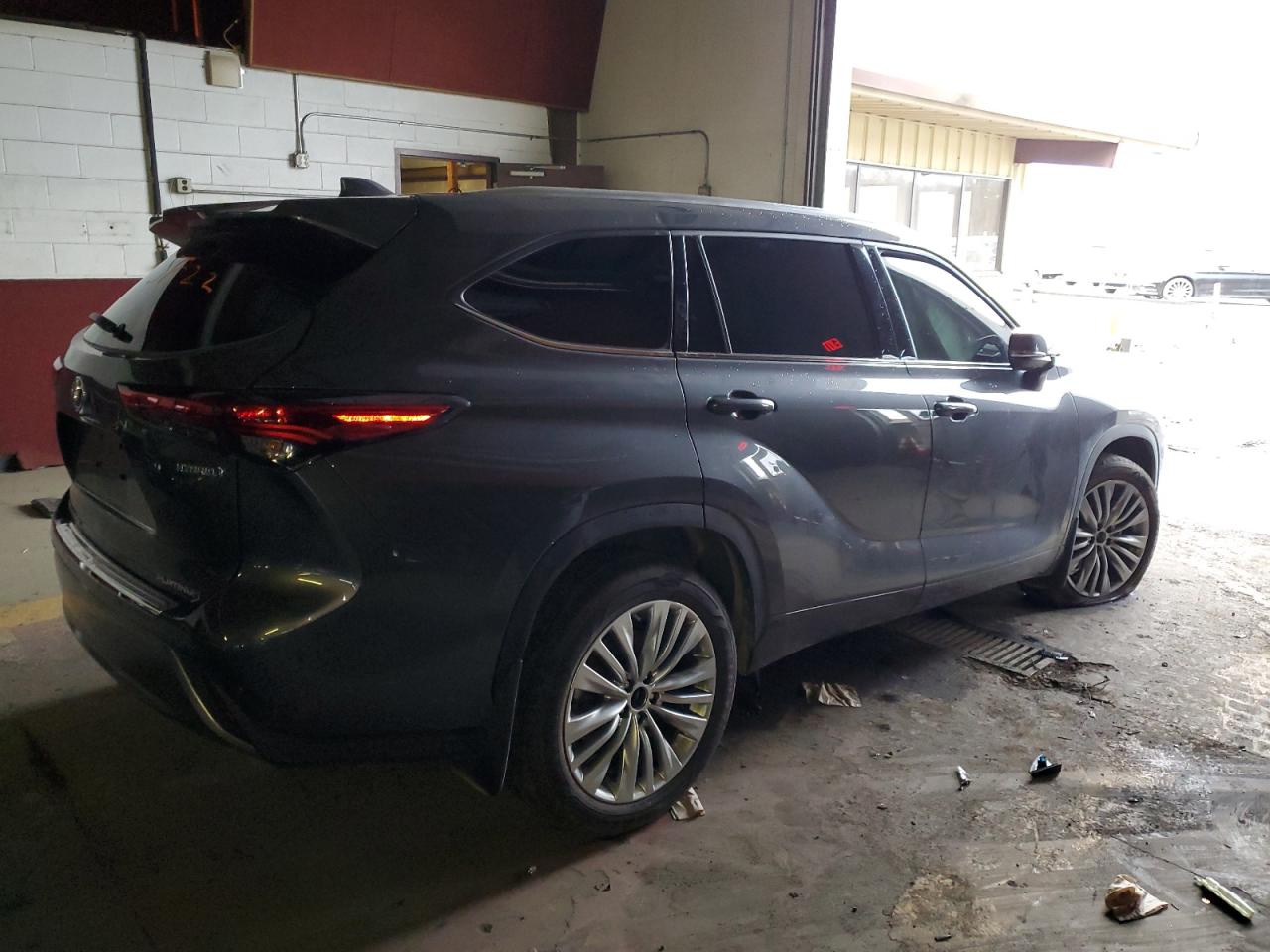 Obraz 3 z 2022 TOYOTA HIGHLANDER HYBRID PLATINUM 2022 z VIN 5TDEBRCHXNS073385
