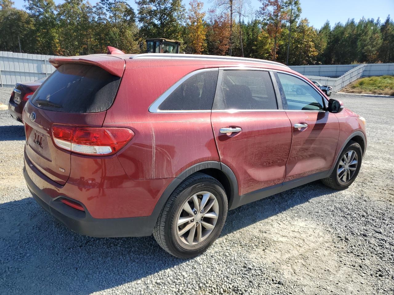 Image 3 of 2016 KIA SORENTO LX 2016 with VIN 5XYPG4A39GG093700