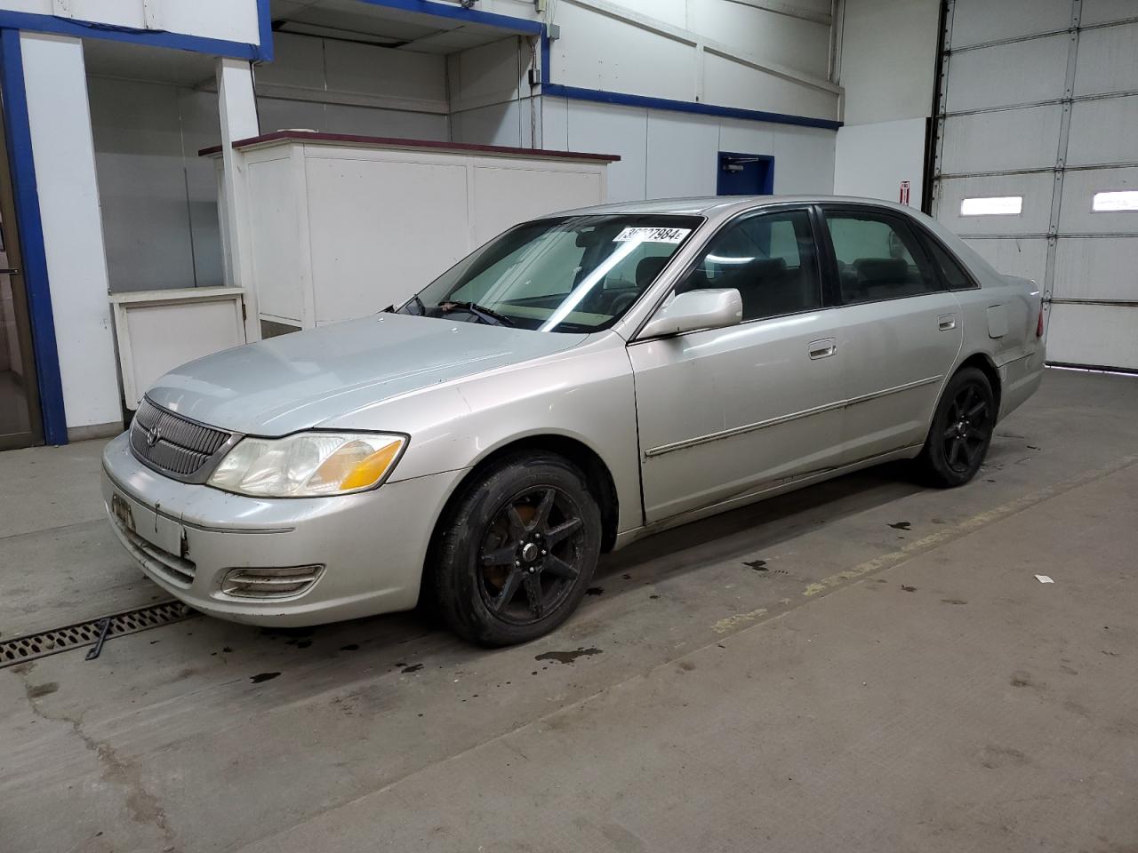 Image 1 of 2000 TOYOTA AVALON XL 2000 with VIN 4T1BF28B7YU050595