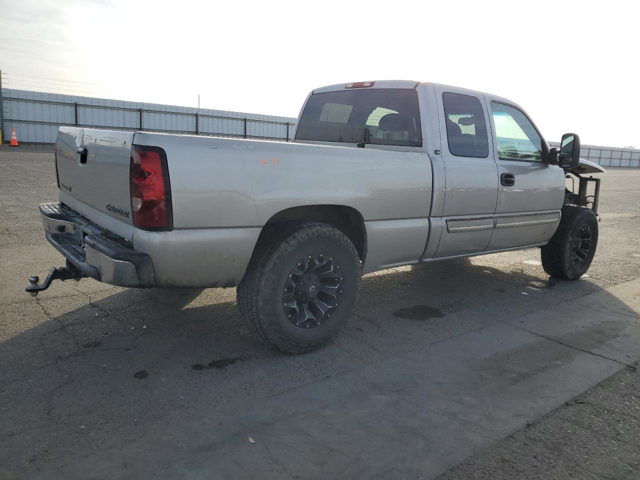 Image 3 of 2004 CHEVROLET SILVERADO C1500 2004 with VIN 2GCEC19T141236716
