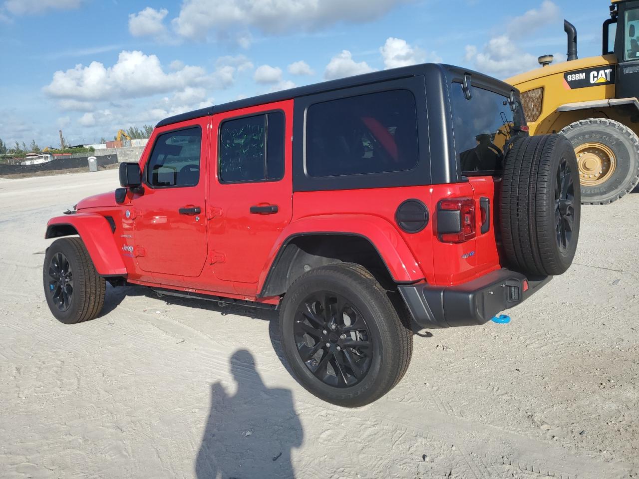 Изображение 2 2022 JEEP WRANGLER UNLIMITED SAHARA 4XE 2022 с VIN 1C4JJXP60NW170013