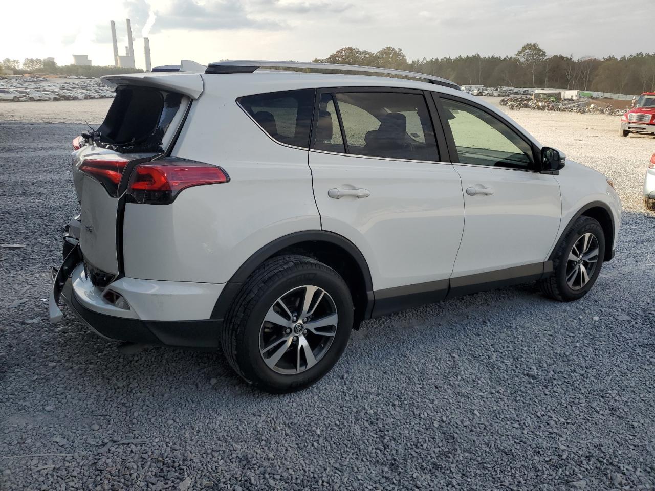 Obraz 3 z 2017 TOYOTA RAV4 XLE 2017 z VIN JTMWFREVXHJ707677