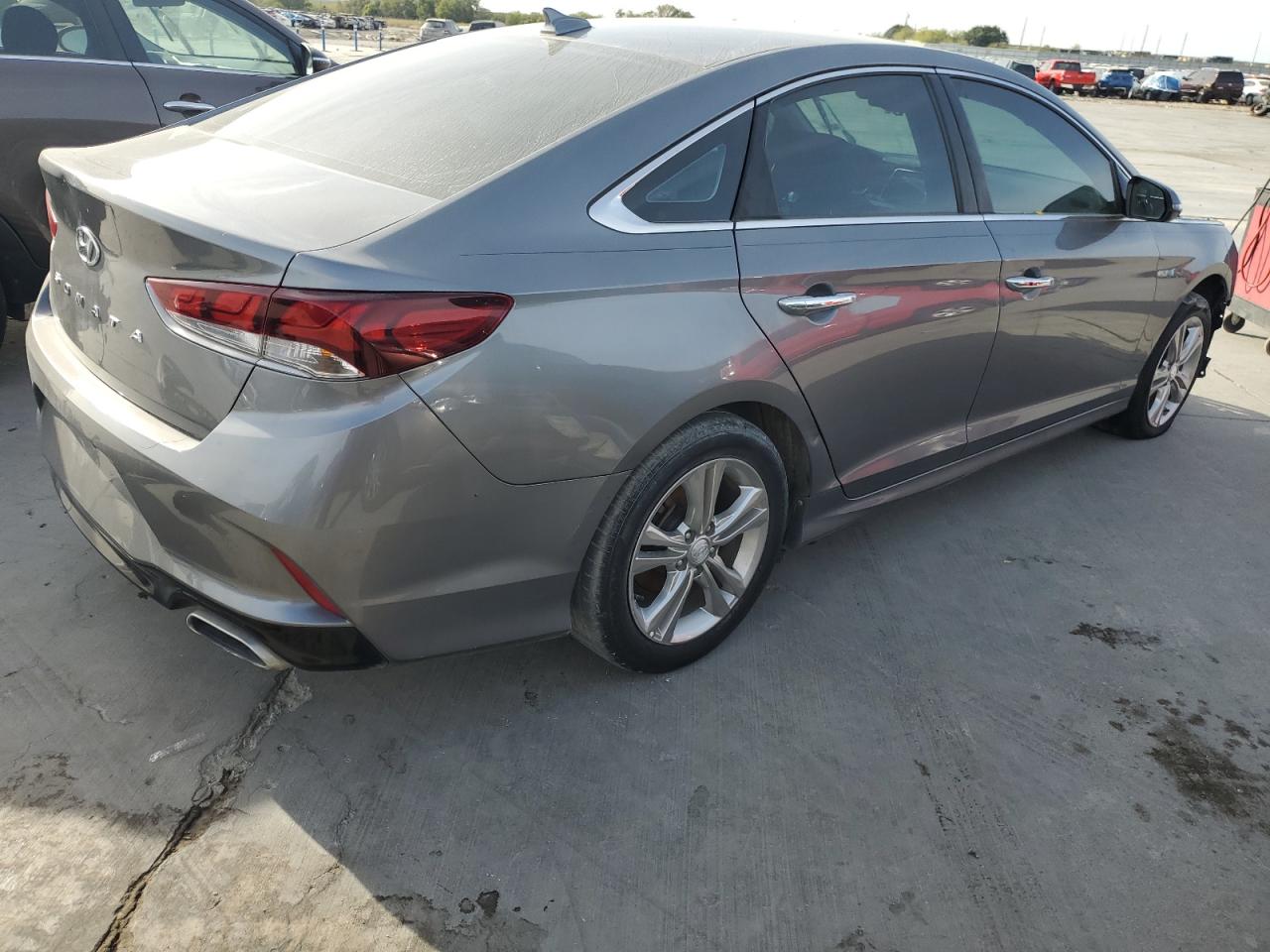 Image 3 of 2019 HYUNDAI SONATA LIMITED 2019 with VIN 5NPE34AF4KH762521