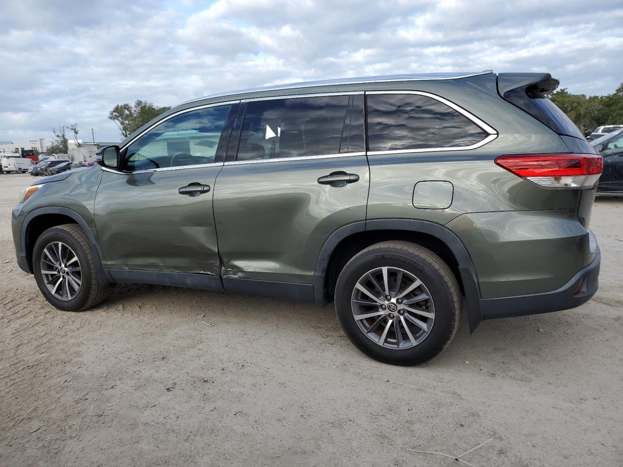 Изображение 2 2019 TOYOTA HIGHLANDER SE 2019 с VIN 5TDJZRFH1KS989180