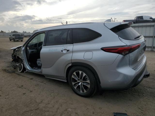 Image 2 of 2022 TOYOTA HIGHLANDER XLE 2022 with VIN 5TDHZRAH8NS132512