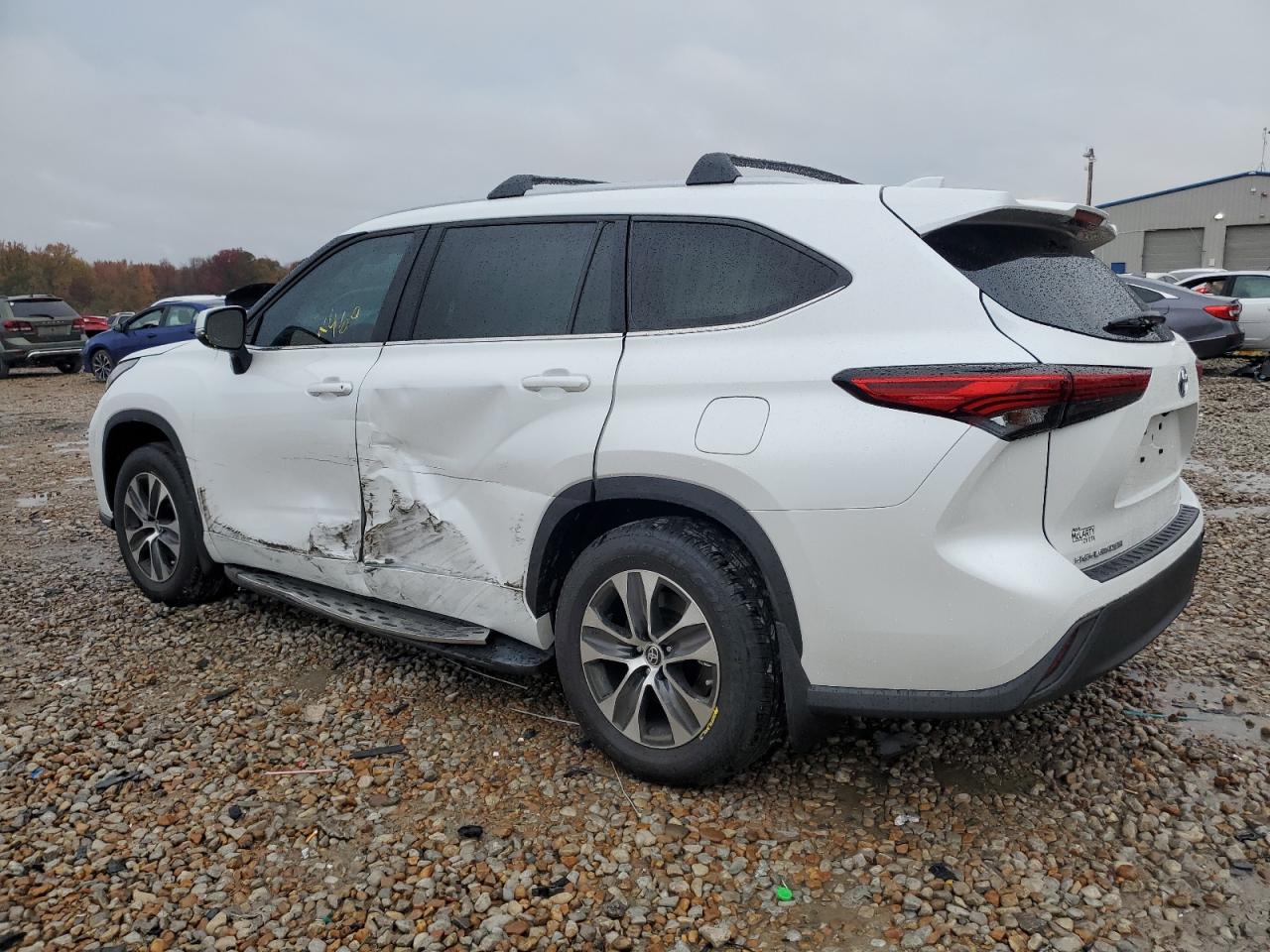 Obraz 2 z 2023 TOYOTA HIGHLANDER HYBRID XLE 2023 z VIN 5TDKARAH8PS021717