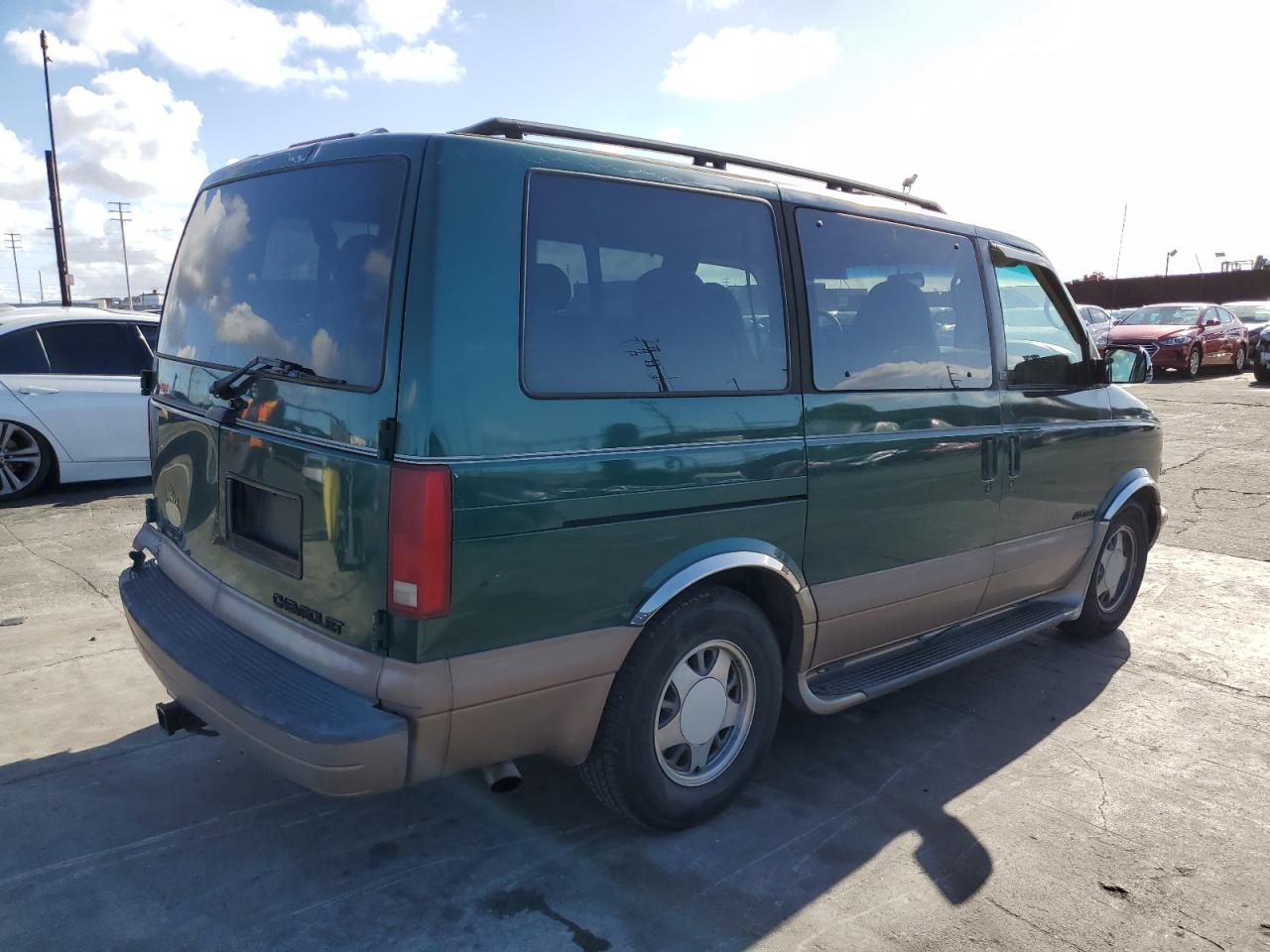 Image 3 of 2000 CHEVROLET ASTRO  2000 with VIN 1GNDM19W0YB147431
