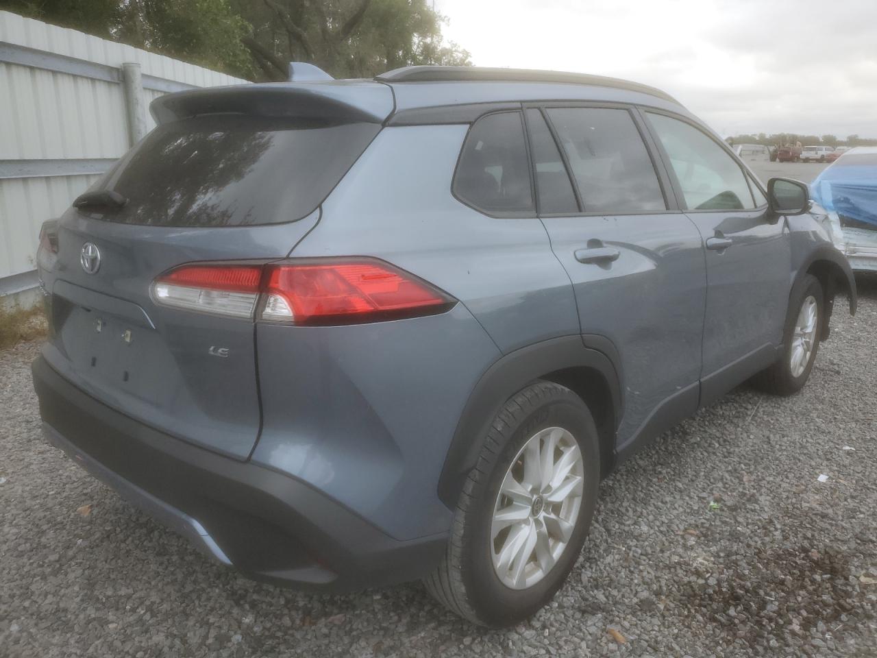 Obraz 3 z 2023 TOYOTA COROLLA CROSS LE 2023 z VIN 7MUCAAAG7PV041038