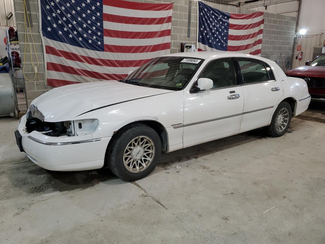 Image 1 of 2000 LINCOLN TOWN CAR SIGNATURE 2000 with VIN 1LNHM82W9YY847910