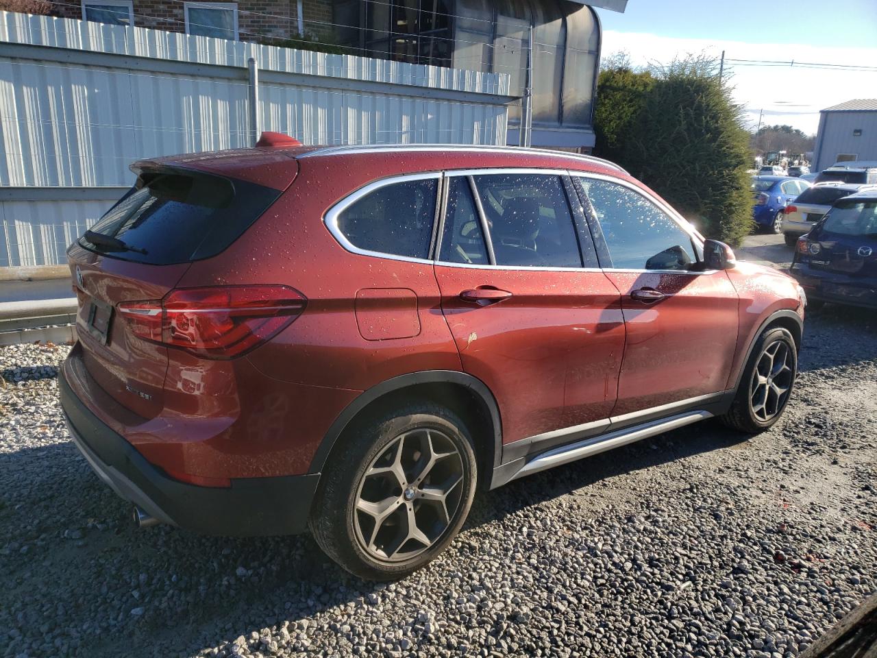 Obraz 3 z 2018 BMW X1 XDRIVE28I 2018 z VIN WBXHT3C3XJ3H33180