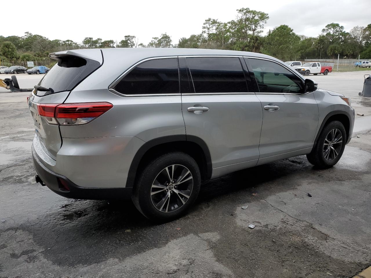 Изображение 3 2018 TOYOTA HIGHLANDER LE 2018 с VIN 5TDZARFH9JS041831