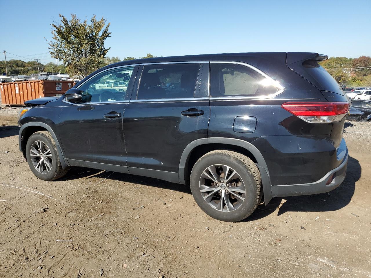Image 2 of 2019 TOYOTA HIGHLANDER LE 2019 with VIN 5TDBZRFH3KS963197